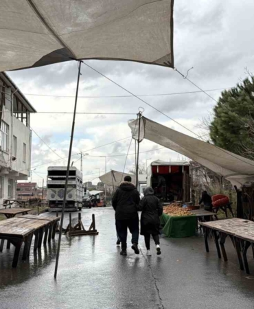 Arnavutköy’de fırtına pazarı vurdu, 08.00’den beri çadırı kuramadılar