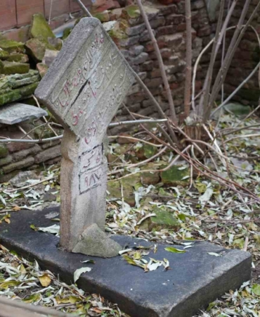 Edirne’de ilginç manzara: Osmanlı dönemi kabri apartman bahçesinde kaldı