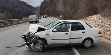 Bursa’da otomobil bariyerlere çarptı: 3 yaralı