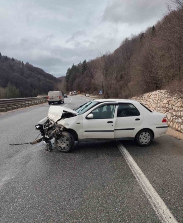 Bursa’da otomobil bariyerlere çarptı: 3 yaralı