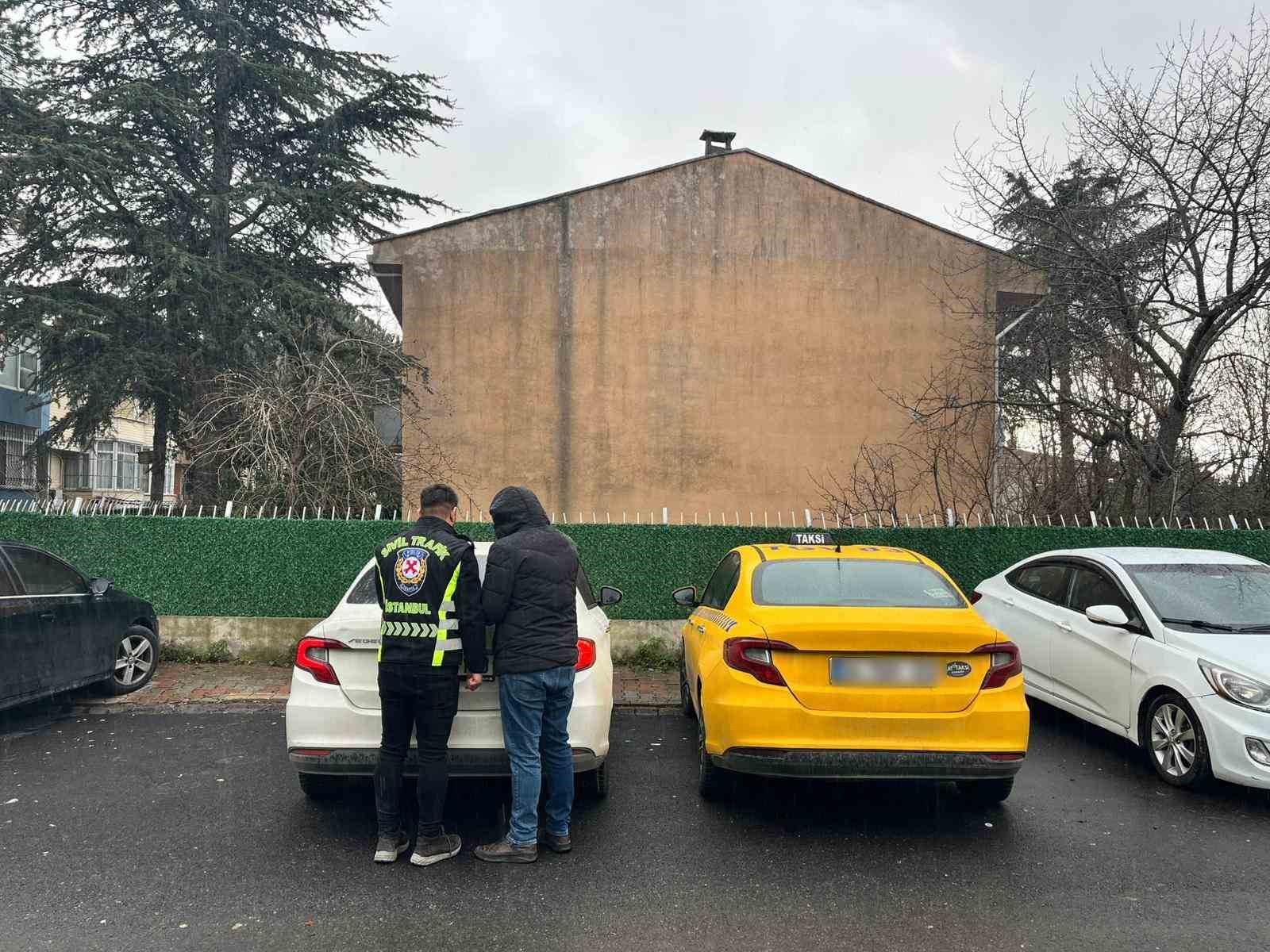 Yolcu seçtiği iddia edilen taksi şoförü trafikten men edildi