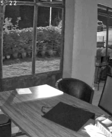 Balıkesir’de meydana gelen deprem Bursa’da işyerinin kamerasına yansıdı