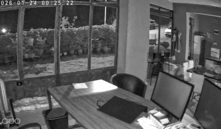 Balıkesir’de meydana gelen deprem Bursa’da işyerinin kamerasına yansıdı