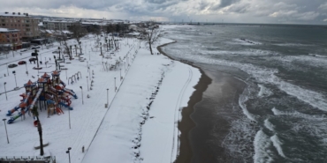 Karadeniz’in hırçın dalgaları karla buluştu, ortaya eşsiz fotoğraflar çıktı