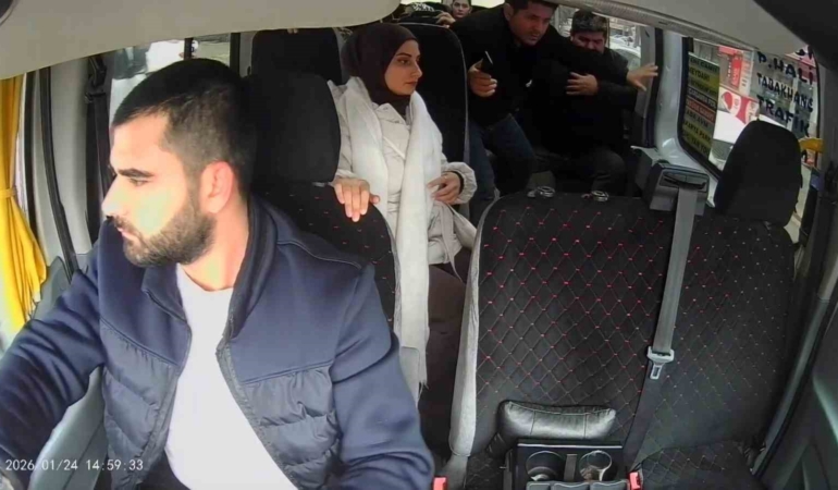 Fenalaşan yolcu için direksiyonu hastaneye kırdı