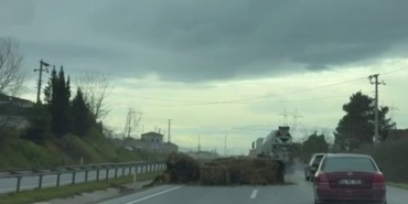 Seyir halindeki tırdan düşen saman balyaları trafiği tehlikeye attı