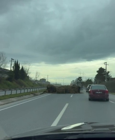 Seyir halindeki tırdan düşen saman balyaları trafiği tehlikeye attı