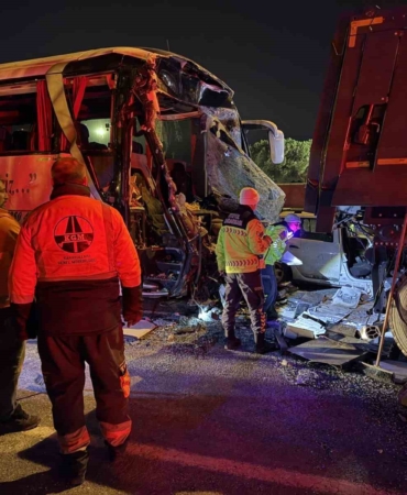 Sakarya TEM Otoyolu’nda feci kaza: 1 ölü, 19 yaralı