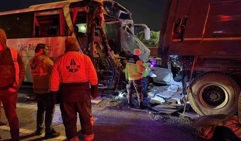 Sakarya TEM Otoyolu’nda feci kaza: 1 ölü, 19 yaralı