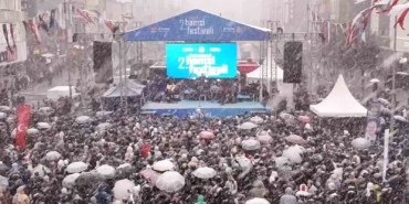 İstanbullular eksi derecede kar altında horon teptiler