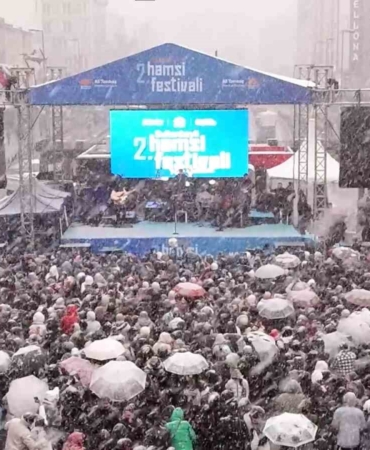 İstanbullular eksi derecede kar altında horon teptiler