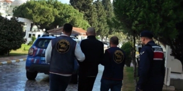 Çanakkale’de 15 yıl hapis cezası ile aranan şahıs saklandığı evde yakalandı