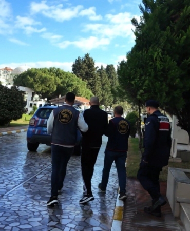 Çanakkale’de 15 yıl hapis cezası ile aranan şahıs saklandığı evde yakalandı