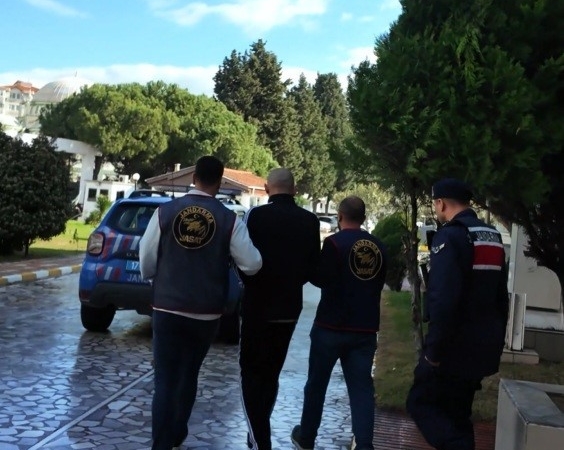 Çanakkale’de 15 yıl hapis cezası ile aranan şahıs saklandığı evde yakalandı
