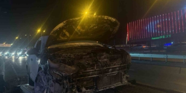 E5 Esenyurt’ta seyir halindeki araç alev alev yandı