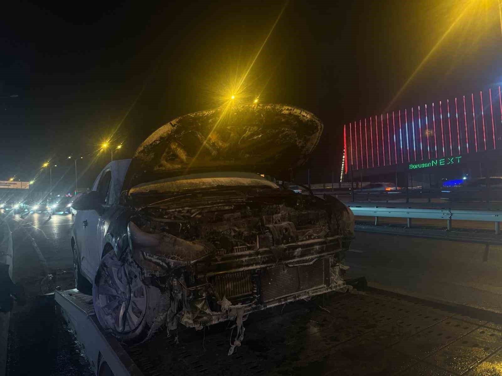 E5 Esenyurt’ta seyir halindeki araç alev alev yandı