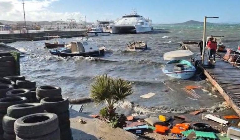 Ayvalık’ta kuvvetli fırtına tekneleri batırdı