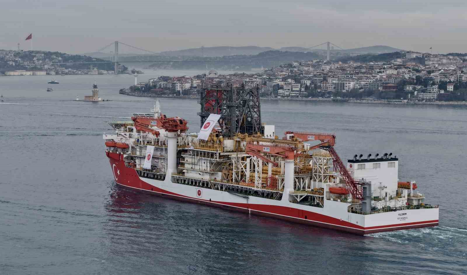 Türk sondaj gemisi Yıldırım İstanbul Boğazı’ndan geçti