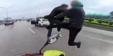 Bursa’da trafikte uçan tekmeli kavga