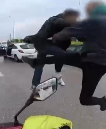 Bursa’da trafikte uçan tekmeli kavga