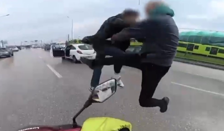 Bursa’da trafikte uçan tekmeli kavga