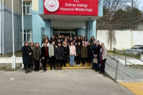 Edirne’de öğrenciler huzurevi sakinlerinin yüreğini ısıttı: Minik ellerden büyük vefa