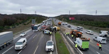 Kuzey Marmara Otoyolu’nda hafriyat kamyonu yan yattı