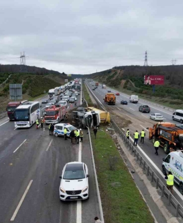 Kuzey Marmara Otoyolu’nda hafriyat kamyonu yan yattı