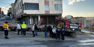 Başakşehir’de binaya saplanan vincin çıkartılma çalışmaları 5 saattir devam ediyor