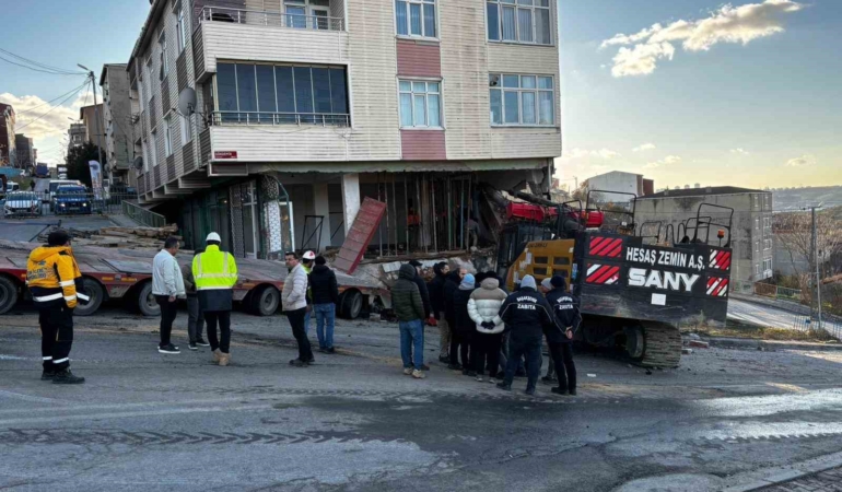 Başakşehir’de binaya saplanan vincin çıkartılma çalışmaları 5 saattir devam ediyor