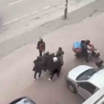 Bursa’da lodosa yakalanan yaşlı kadına kuryeler siper oldu