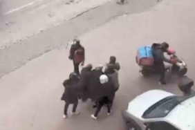 Bursa’da lodosa yakalanan yaşlı kadına kuryeler siper oldu