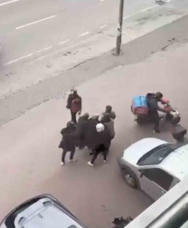 Bursa’da lodosa yakalanan yaşlı kadına kuryeler siper oldu