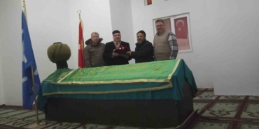 Karadona Hamza Bey’in türbesine Sakal-ı Şerif hediye edildi