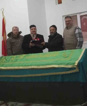 Karadona Hamza Bey’in türbesine Sakal-ı Şerif hediye edildi