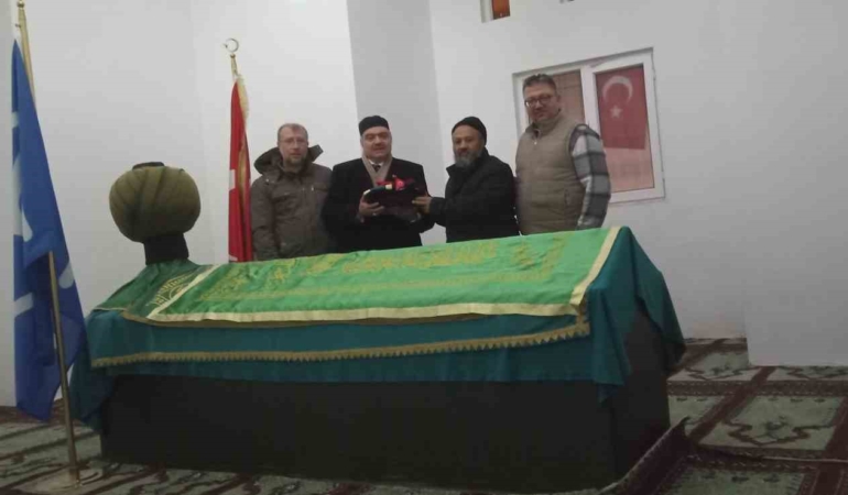 Karadona Hamza Bey’in türbesine Sakal-ı Şerif hediye edildi