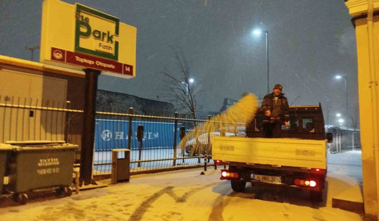 Fatih’te kar mesaisi: 350 personel, 80 araç sahada