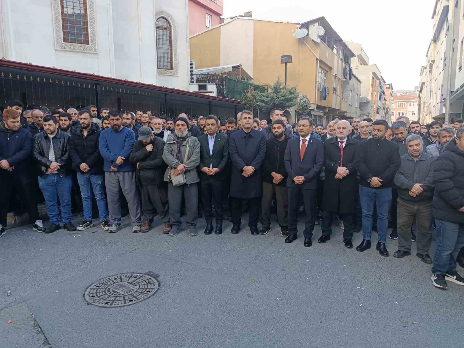 Bağcılar’da karbonmonoksit gazından zehirlenerek ölen 3 kişi son yolculuklarına uğurlandı