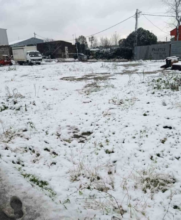 Sultangazi’de kar yağışında çocuklar sokaklara çıktı