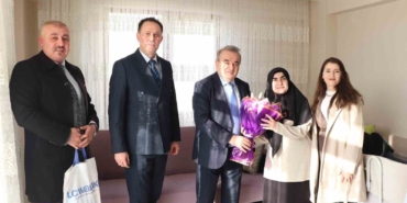 Bilecik’te evde eğitim öğrencisine karne sevinci