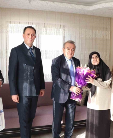 Bilecik’te evde eğitim öğrencisine karne sevinci