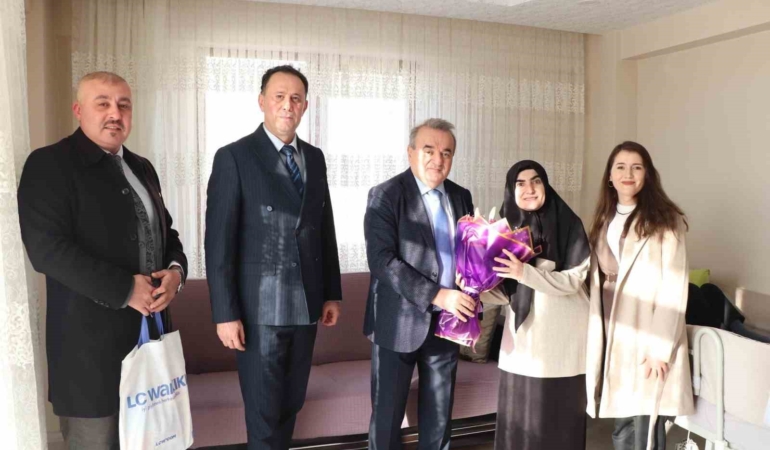 Bilecik’te evde eğitim öğrencisine karne sevinci