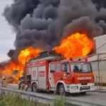 Esenyurt’ta bir zincir market deposunda yangın çıktı. Olay yerine çok sayıda itfaiye ekibi sevk edildi.