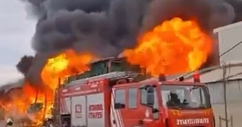Esenyurt’ta bir zincir market deposunda yangın çıktı. Olay yerine çok sayıda itfaiye ekibi sevk edildi.