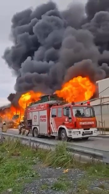 Esenyurt’ta bir zincir market deposunda yangın çıktı. Olay yerine çok sayıda itfaiye ekibi sevk edildi.