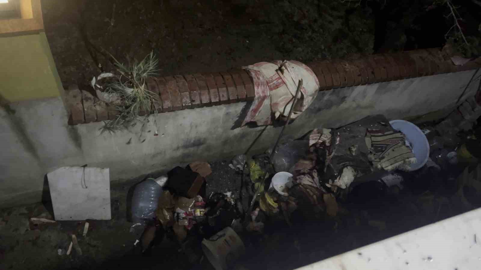 Mahalleliyi panikleten yangın, itfaiyenin müdahalesiyle son buldu