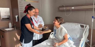 Bir yıl yutma mücadelesi veren doktor, doğum günü pastasını yutabilmenin mutluluğunu yaşadı