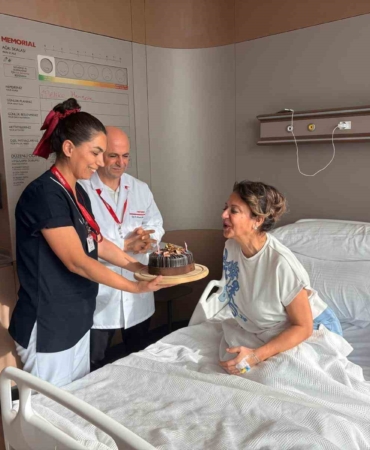 Bir yıl yutma mücadelesi veren doktor, doğum günü pastasını yutabilmenin mutluluğunu yaşadı