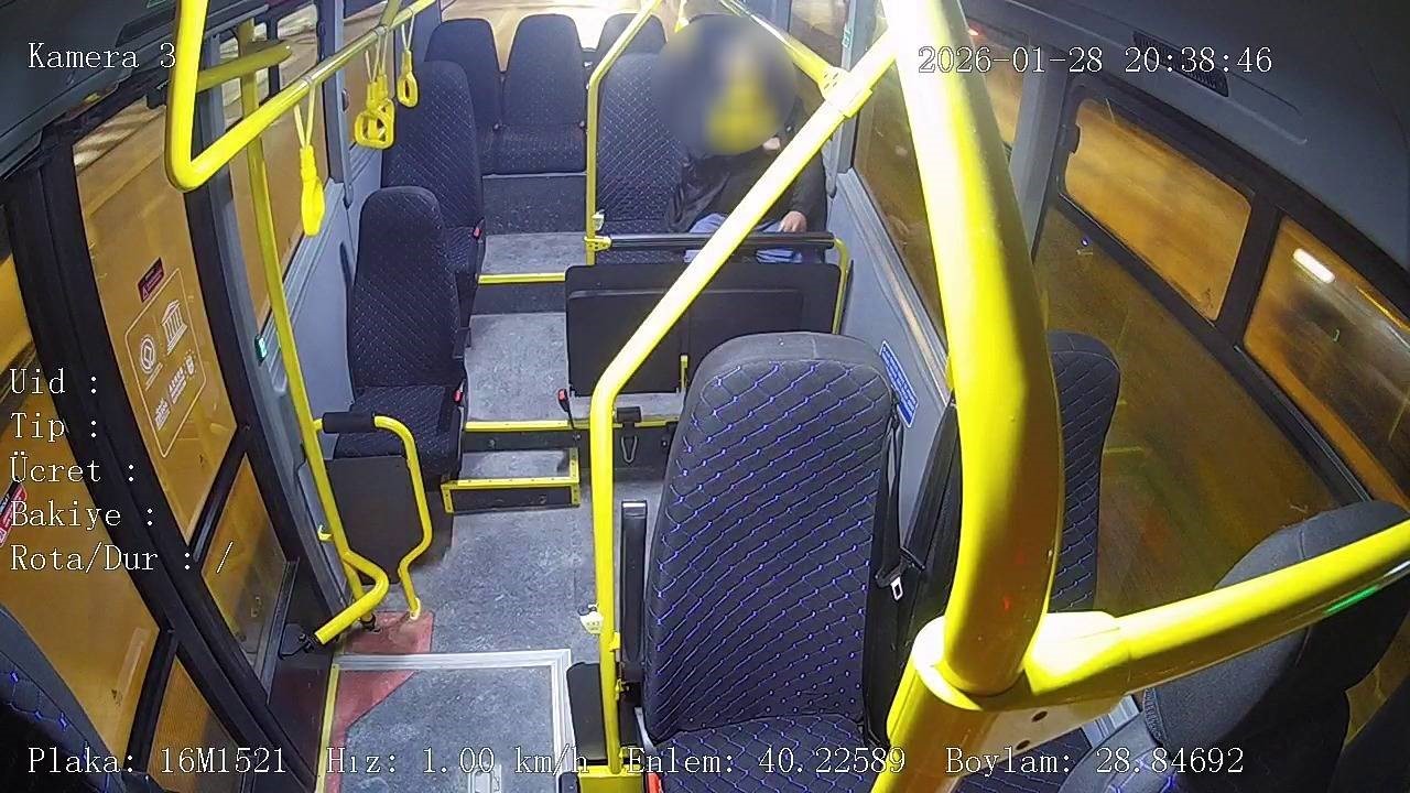 Bursa’da halk otobüsünde zamanla yarış...Kalp krizi geçiren yolcu için acile kırdı