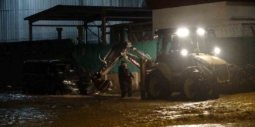 Taşan Kepez Çayı’nda mahsur kalan araç iş makinası yardımı ile kurtarıldı